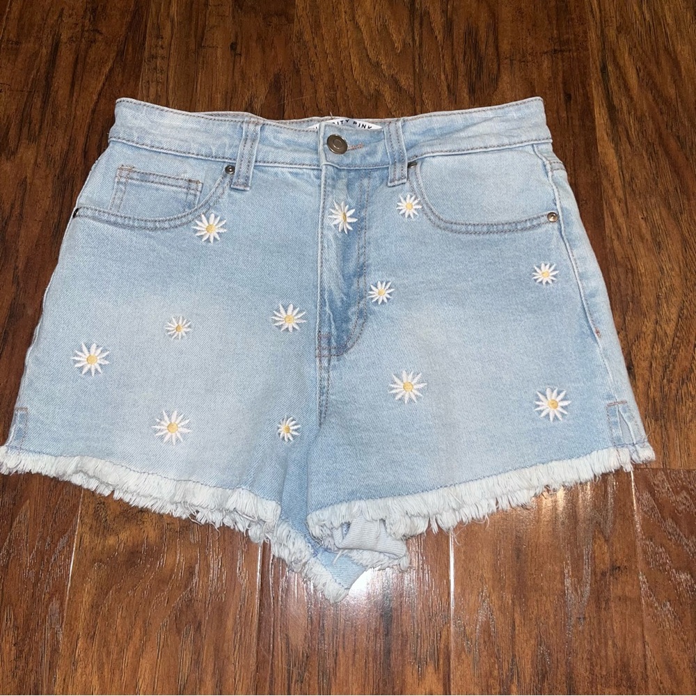 Celebrity Pink Light Blue Jean Shorts with Daisy Embroidery Size 5